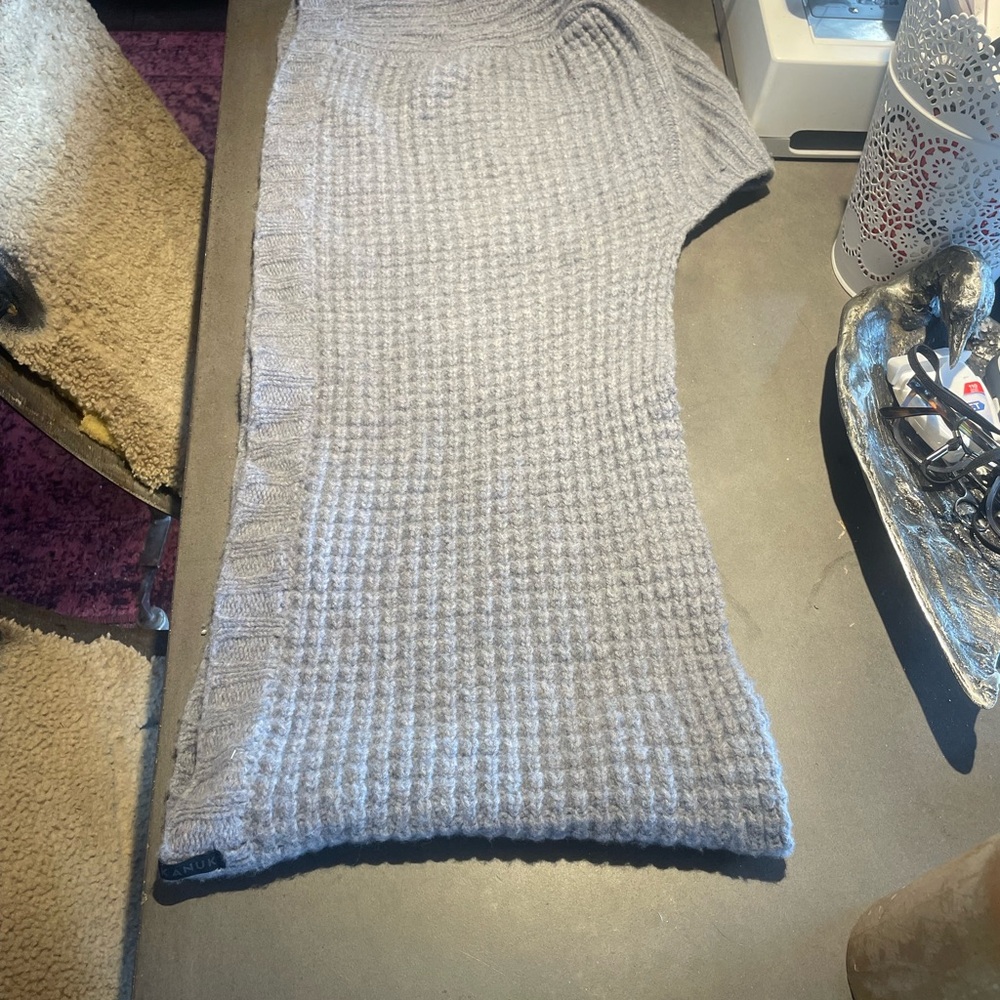 Elegant Gray Knit Scarf